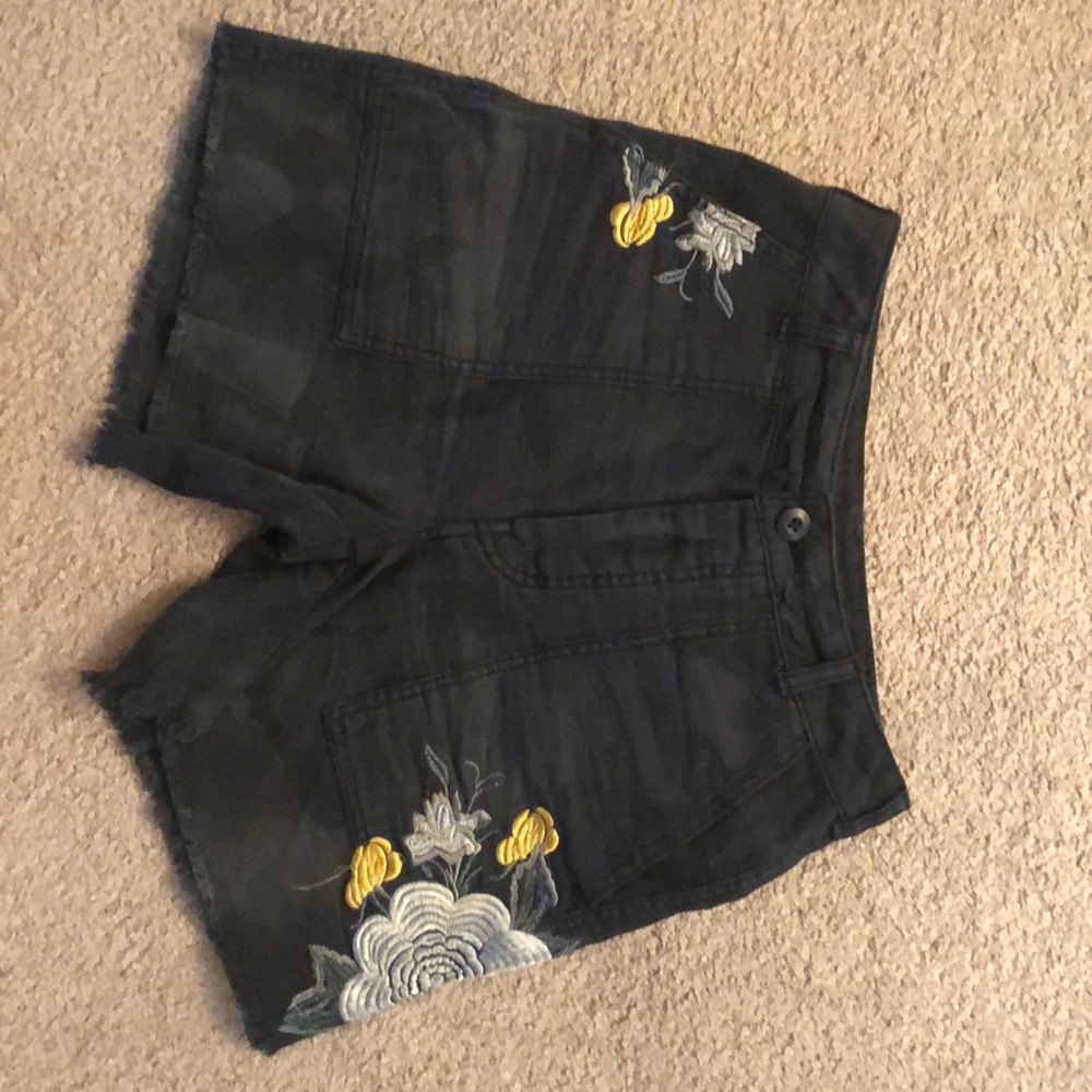 Free People Gray Embroidered Shorts. Size 0.